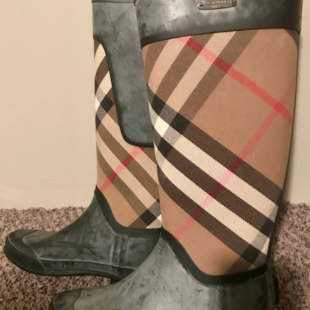 Authentic Burberry rain boots. Size 8.